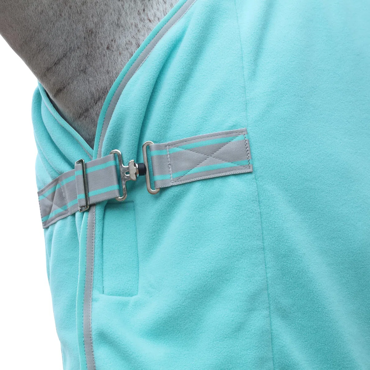 Abschwitzdecke Pferd mit Kreuzbegurtung & Schweifriemen – 300 g/m² Fleece mit Widerristpolster – Schweißabsorbierend & Schnelltrocknend – Pferdedecke für Training, Stall & Transport