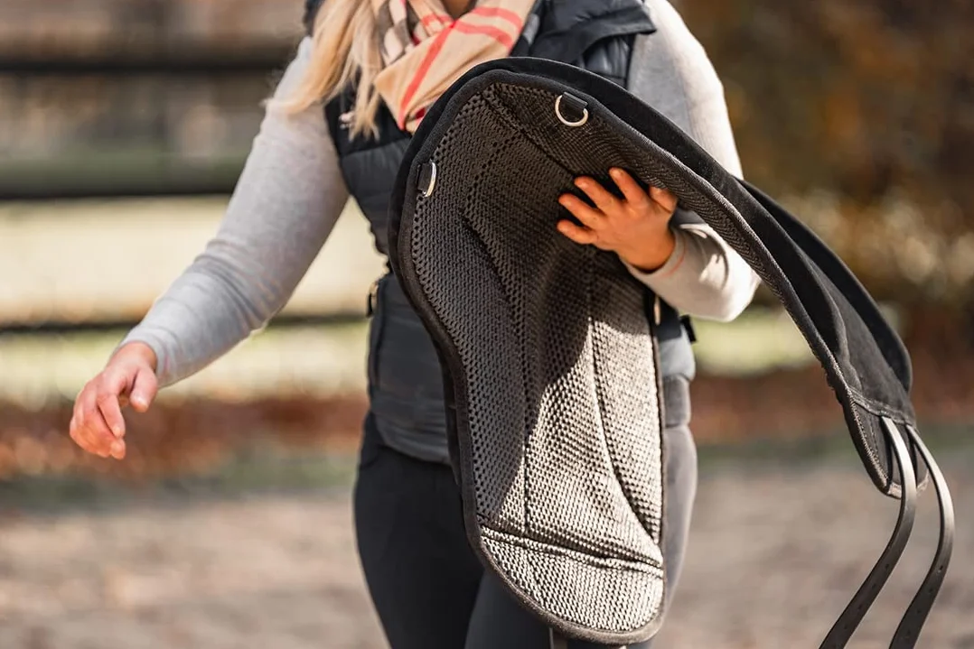 Equinate Reitpad Harper aus synthetischem Wildleder Pony Schwarz - Bareback Pad mit pflegeleichter Neopren Unterseite - Reitkissen Baumloser Sattel
